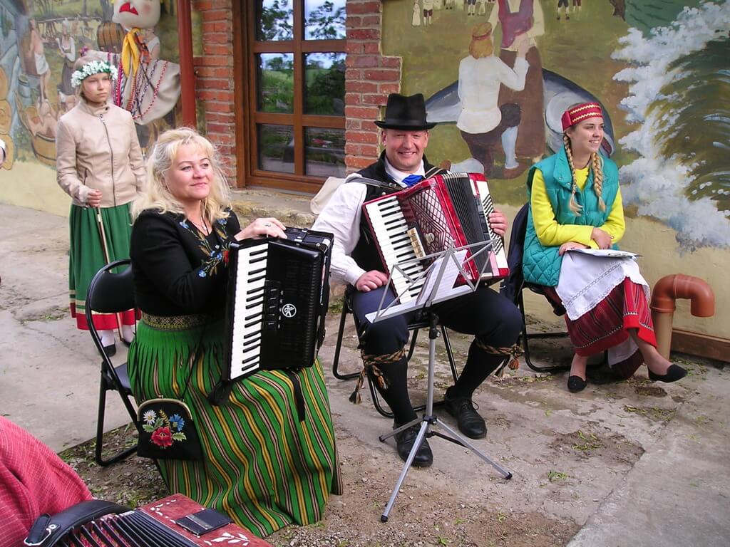 Rahvamuusika ansambel Ämmatagused